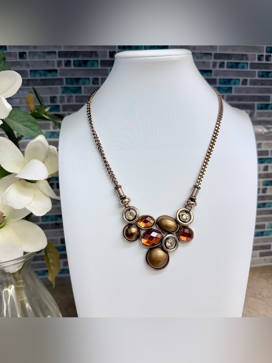 Jewelry - Lovely, vintage-inspired bib necklace